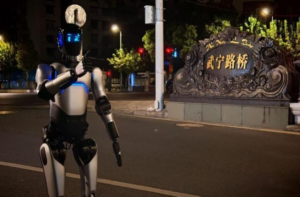 روبوت صيني يدخل غينيس بمسافة 106 كم سيرًا متواصلًا