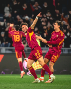 روما يهزم ميتييلاند 2-1 ويتمسك بآماله في الدوري الأوروبي