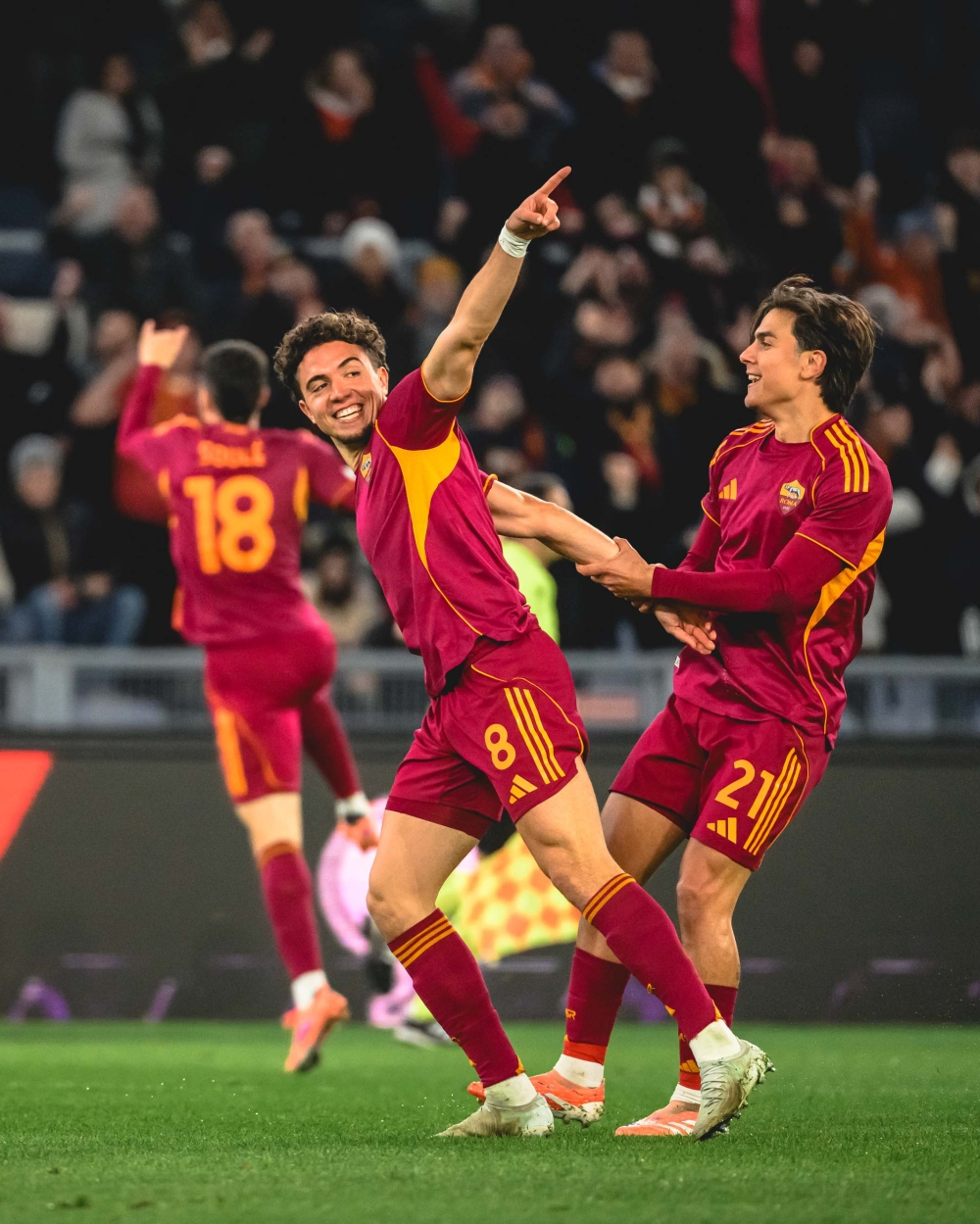 روما يهزم ميتييلاند 2-1 ويتمسك بآماله في الدوري الأوروبي