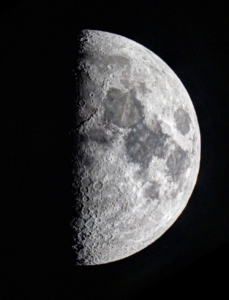 القمر في طور التربيع الأول: فرصة مثالية للرصد في سماء العرب