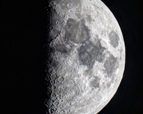 القمر في طور التربيع الأول: فرصة مثالية للرصد في سماء العرب