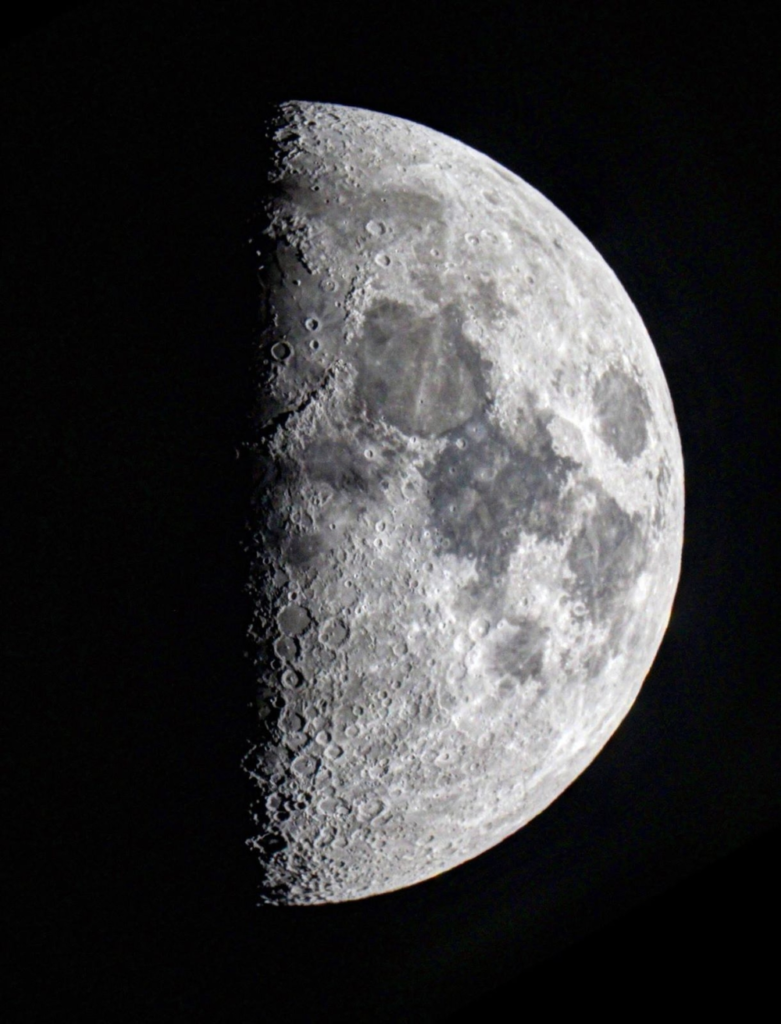 القمر في طور التربيع الأول: فرصة مثالية للرصد في سماء العرب