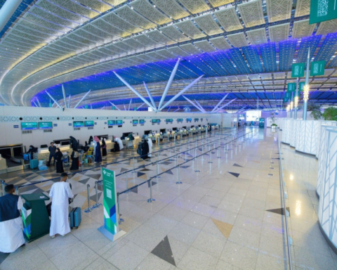 مطار الملك عبد العزيز الأول في المملكة بأداء استثنائي