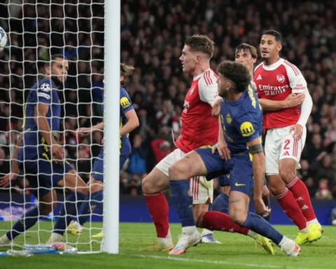 يويفا يعاقب أتلتيكو مدريد بسبب العنصرية ضد أرسنال