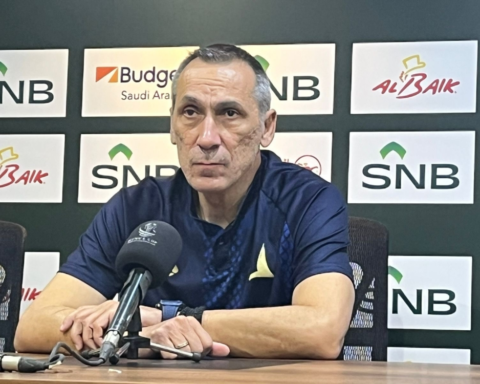 دونيس ينتقد التحكيم بعد وداع الخليج لكأس الملك أمام الخلود