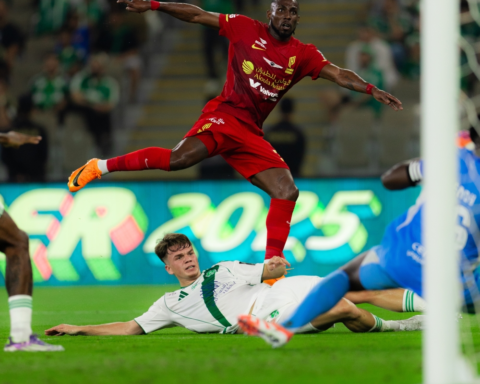 ركلة جزاء الأهلي ضد القادسية: خبير تحكيمي يؤكد صحة القرار