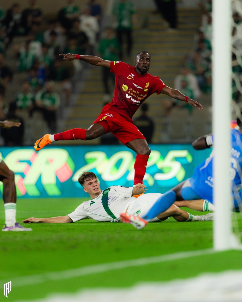 ركلة جزاء الأهلي ضد القادسية: خبير تحكيمي يؤكد صحة القرار