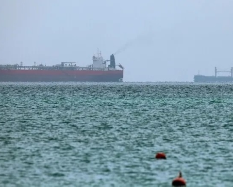 هجوم على ناقلتي نفط في البحر الأسود يفاقم التوترات الإقليمية