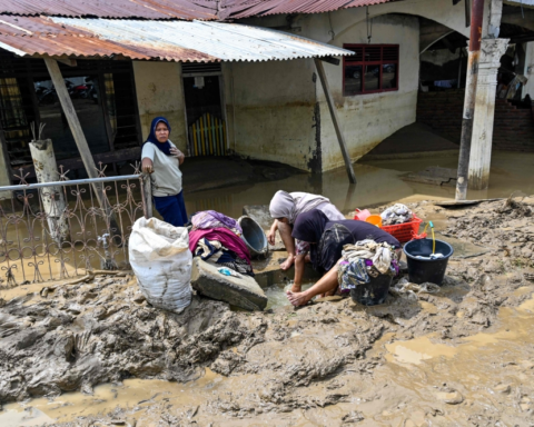 فيضانات سومطرة: مقتل 248 شخصًا وتواصل جهود الإنقاذ