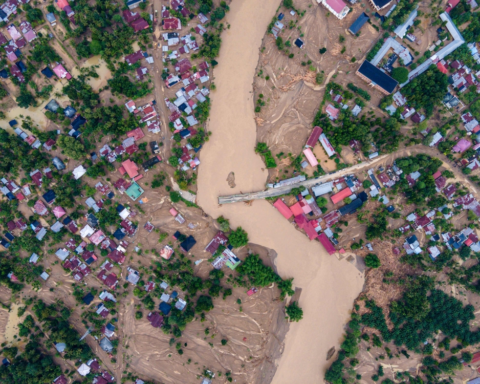 السعودية تعزي إندونيسيا بضحايا فيضانات سومطرة المدمرة