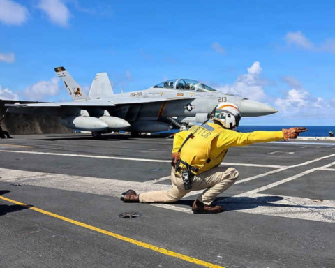 ترامب يغلق المجال الجوي لفنزويلا ويهدد بعمل عسكري وشيك