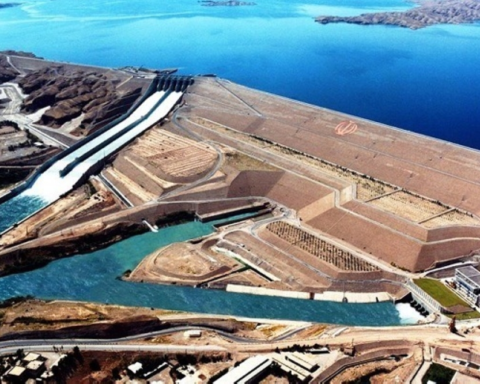 أزمة جفاف إيران: توقف الكهرباء في سد الكرخة وتفاقم الأزمة
