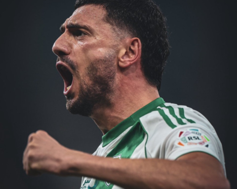 الأهلي السعودي يجدد عقد ميريح ديميرال لثلاثة مواسم قادمة