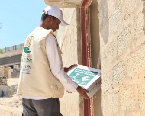 مساعدات مركز الملك سلمان في اليمن: دعم طبي وغذائي وتمكين