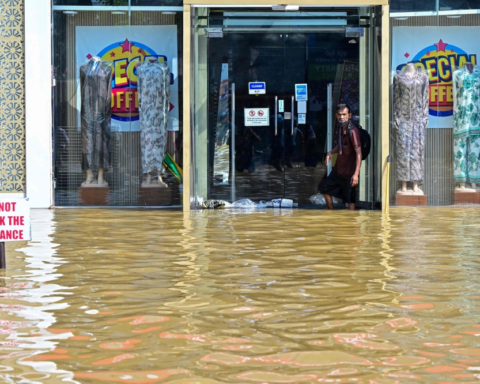 إعصار ديتواه في سريلانكا: فيضانات وانهيارات تودي بحياة 159