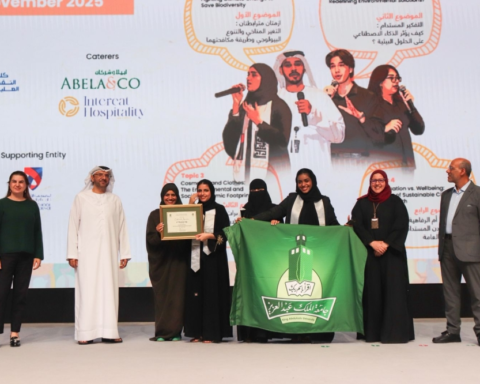 طالبات سعوديات يفزن بمسابقة بيئية في دبي عن الموضة والذكاء الاصطناعي