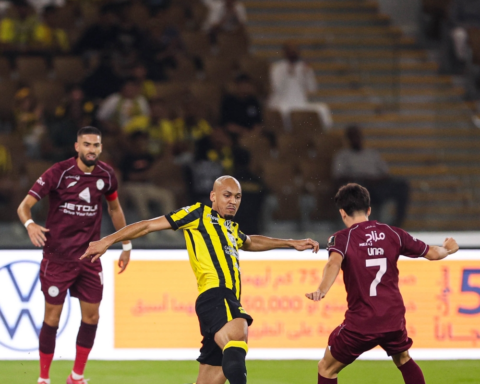 فابينيو يحتفل مع جماهير الاتحاد بالتأهل في كأس الملك