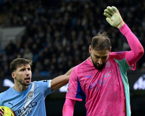 مدرب ليدز يتهم حارس السيتي بالتظاهر بالإصابة تكتيكياً