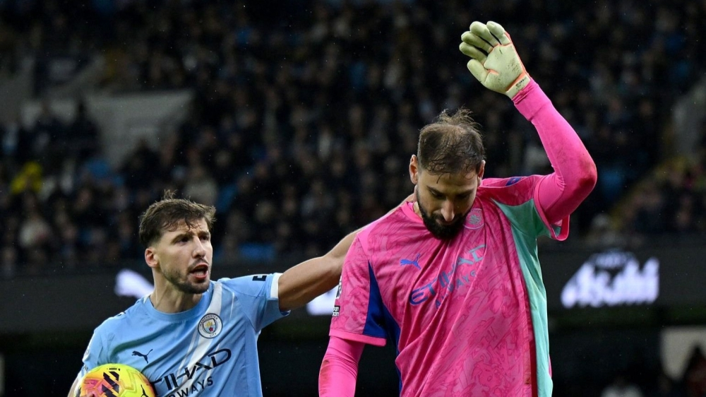 مدرب ليدز يتهم حارس السيتي بالتظاهر بالإصابة تكتيكياً