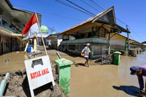 Indonesia floods: Death toll rises and destruction spreads in Sumatra