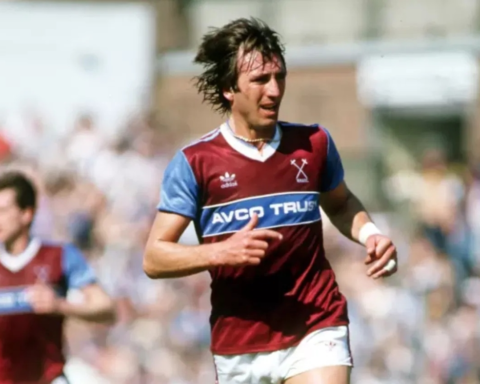 وفاة بيلي بوندز أسطورة وست هام يونايتد عن عمر 79 عاماً