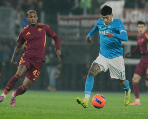 نابولي يهزم روما بهدف أوسيمين ويعزز صدارته للدوري الإيطالي