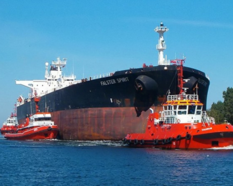 السنغال تسابق الزمن لمنع تسرب نفطي من ناقلة متعثرة قبالة دكار