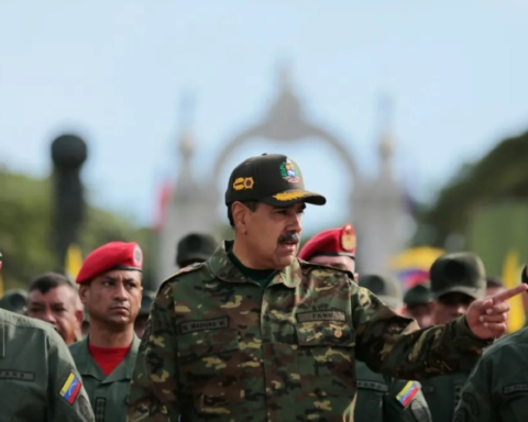 عرض أمريكي لمادورو بمغادرة فنزويلا وتصاعد الأزمة