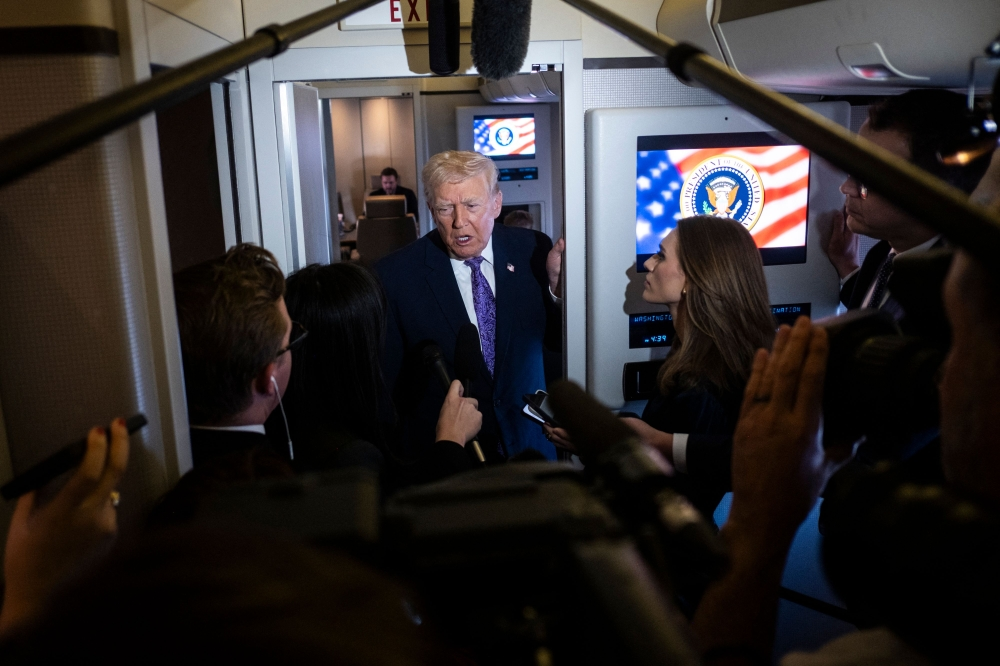 تجميد اللجوء في أمريكا: قرار ترامب وتداعياته الأمنية والسياسية