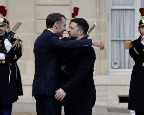 زيلينسكي وماكرون يبحثان السلام وخطة ترامب لإنهاء حرب أوكرانيا