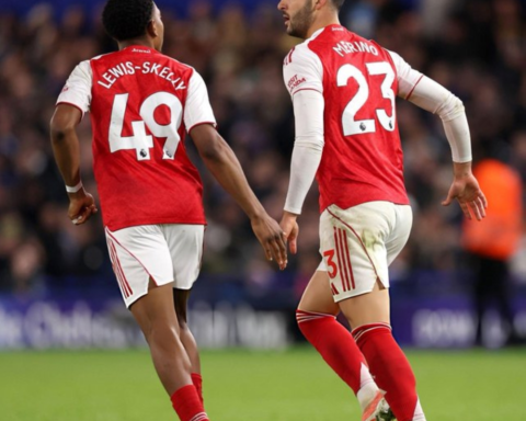 آرسنال والدوري الإنجليزي: هل يتعلم الفريق من الماضي للفوز باللقب؟