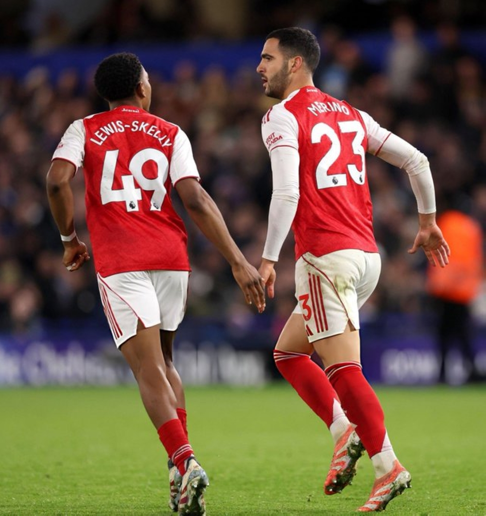 آرسنال والدوري الإنجليزي: هل يتعلم الفريق من الماضي للفوز باللقب؟