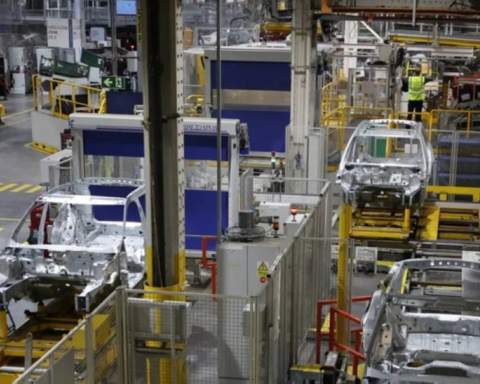 نمو قطاع الصناعة البريطاني: مؤشر مديري المشتريات يتجاوز 50