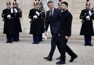 ماكرون يؤكد دعمه لزيلينسكي في باريس لسلام عادل بأوكرانيا