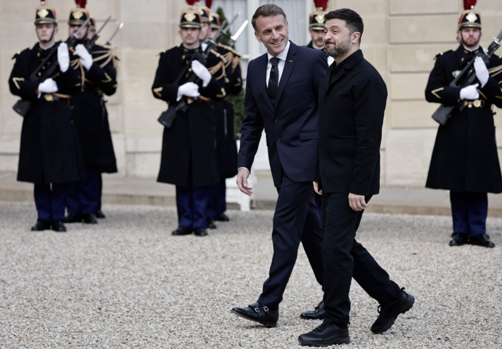 ماكرون يؤكد دعمه لزيلينسكي في باريس لسلام عادل بأوكرانيا