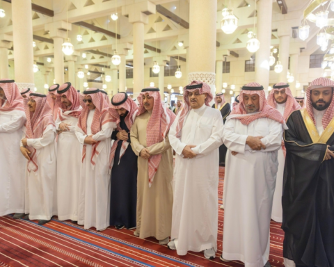 أمير الرياض يؤدي صلاة الميت على الأمير عبدالله بن فهد آل سعود
