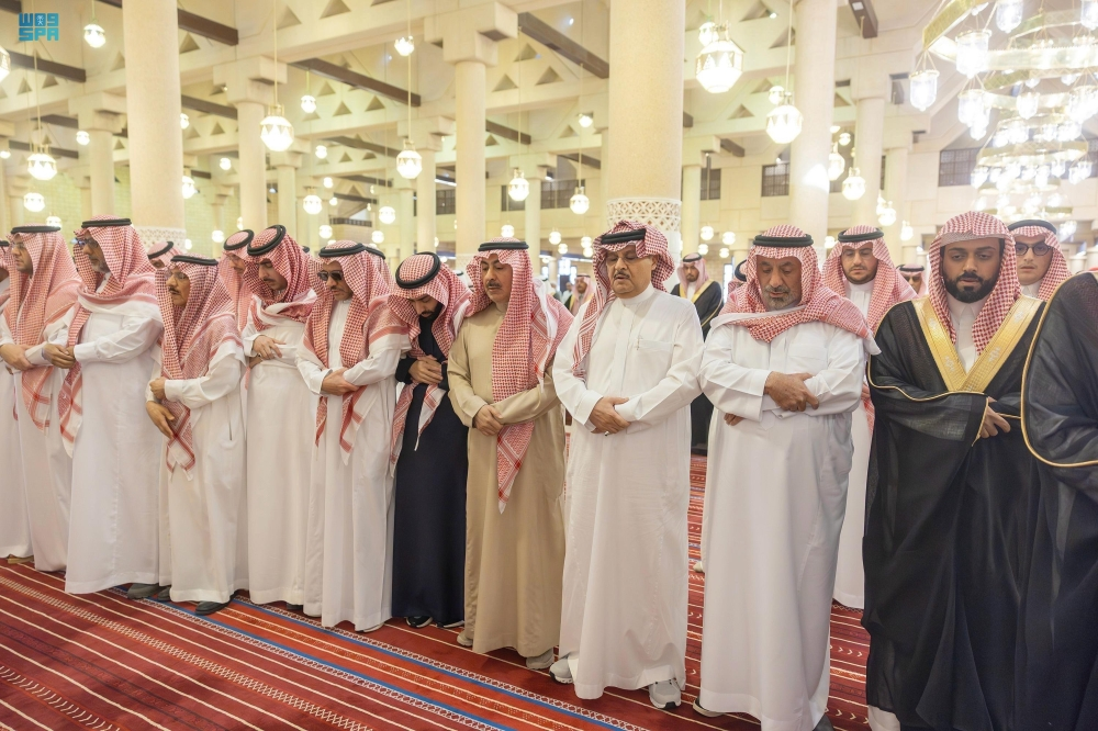 أمير الرياض يؤدي صلاة الميت على الأمير عبدالله بن فهد آل سعود