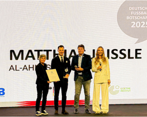 يايسله مدرب الأهلي يفوز بجائزة سفير كرة القدم الألمانية