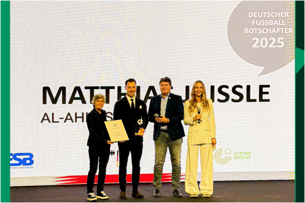 يايسله مدرب الأهلي يفوز بجائزة سفير كرة القدم الألمانية
