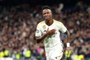 حقيقة رحيل فينيسيوس عن ريال مدريد وعلاقة تشابي ألونسو