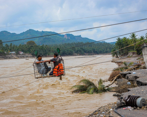 فيضانات آسيا: الضحايا يتجاوزون 1300 وجهود الإغاثة مستمرة