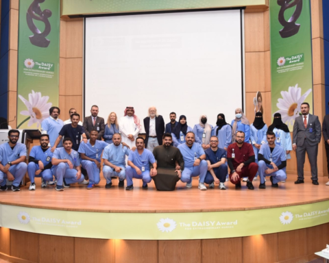 جائزة ديزي العالمية لممرضي مجمع إرادة بالدمام | تميز سعودي