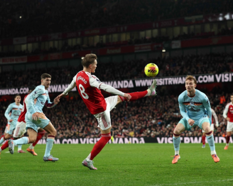 أرسنال يهزم برنتفورد ويبتعد بصدارة الدوري الإنجليزي