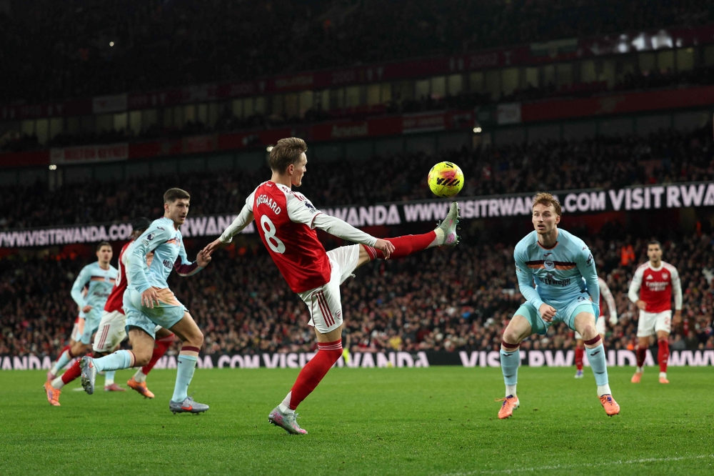 أرسنال يهزم برنتفورد ويبتعد بصدارة الدوري الإنجليزي