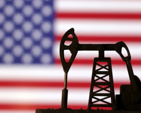 ارتفاع مخزونات النفط والبنزين الأمريكية وتراجع التقطير