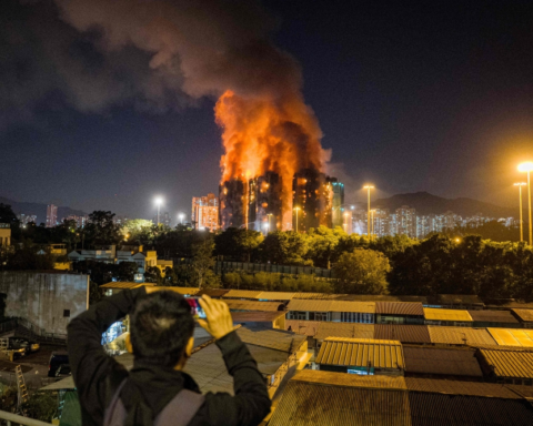 ارتفاع ضحايا حريق هونج كونج إلى 159 قتيلًا واعتقال 6 مشتبهين