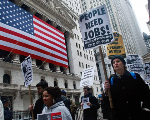 تراجع وظائف الشركات الأمريكية يثير مخاوف سوق العمل