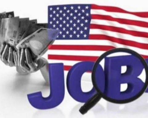 تراجع طلبات إعانة البطالة الأمريكية لأدنى مستوى منذ 2022