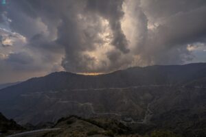 طقس الجمعة بالسعودية: أمطار بـ 8 مناطق وضباب بالشرقية