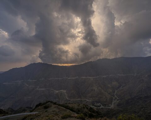 طقس الجمعة بالسعودية: أمطار بـ 8 مناطق وضباب بالشرقية